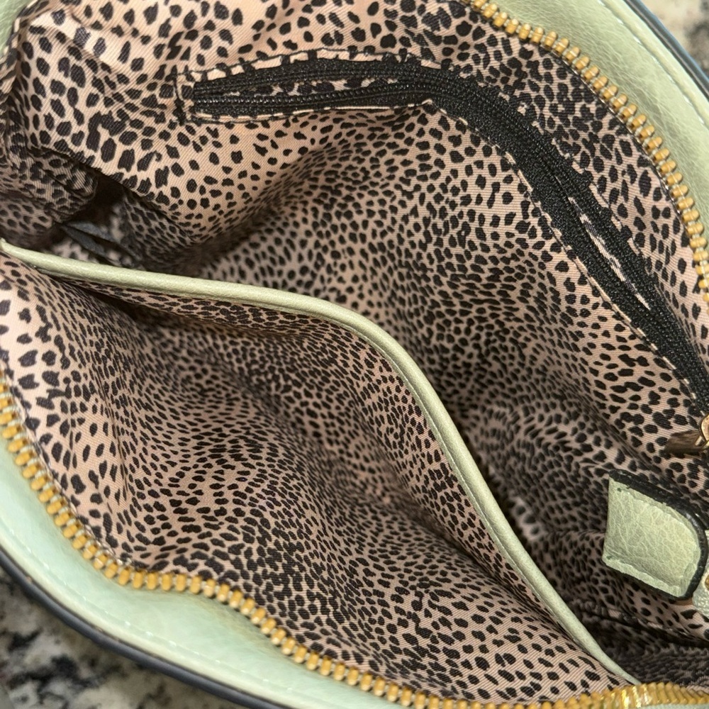 Mint green crossbody purse with leopard print interior - Picture 4 of 4
